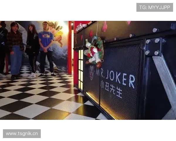 唐佳豪这生活也太拼了吧，训练完还得赶场豪宅派对？