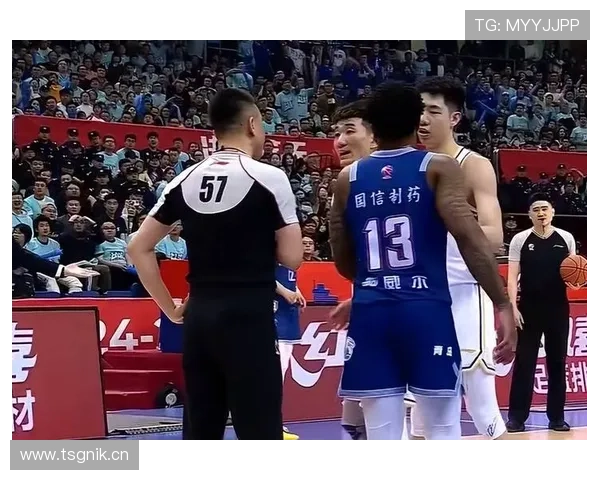 孙铭徽这生活照有毒，场上猛兽，家里像富豪展厅，我的存折在哭