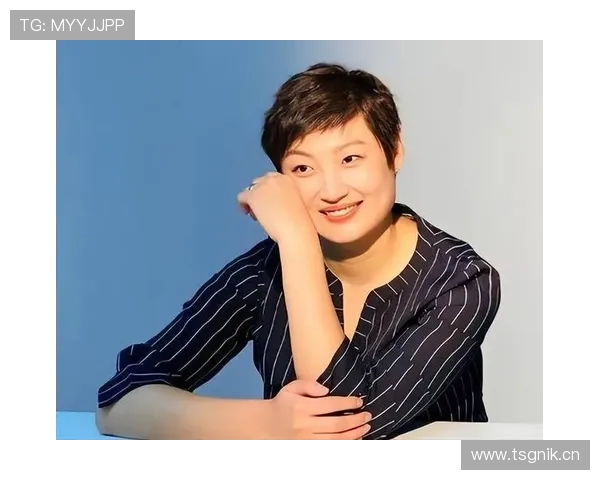 杨昊训练完直接去接娃，球衣都没换，幼儿园门口一堆妈妈偷拍